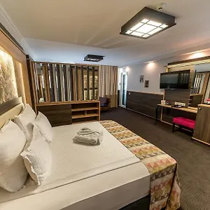 Hotel Zoo - Secured Paid Parking